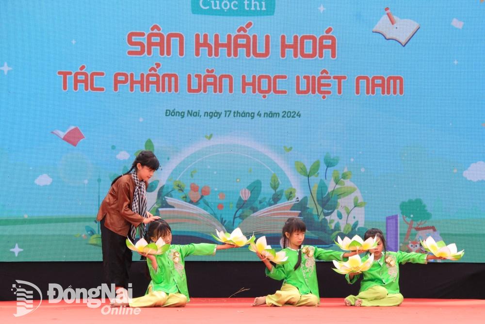 Phần thi sân khấu hóa tác phẩm văn học Việt Nam tại chương trình. Ảnh: Nga Sơn