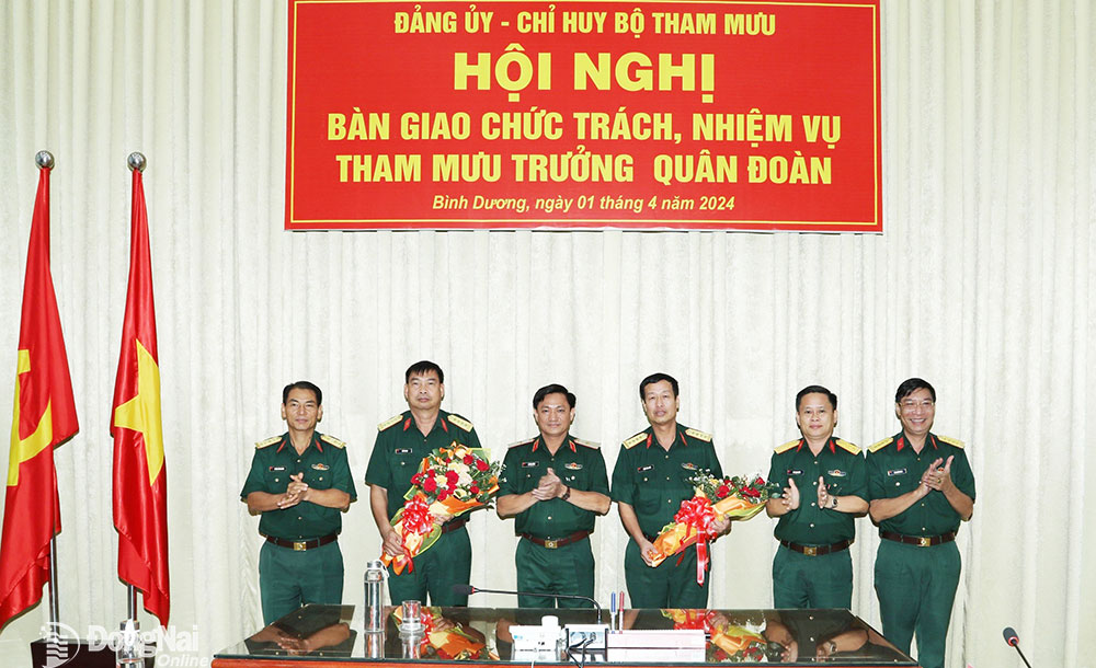 Thiếu tướng Lê Văn Hướng, Tư lệnh Quân đoàn 4, tặng hoa chúc mừng các đồng chí vừa được bổ nhiệm chức vụ mới. Ảnh: Lê Cầu
