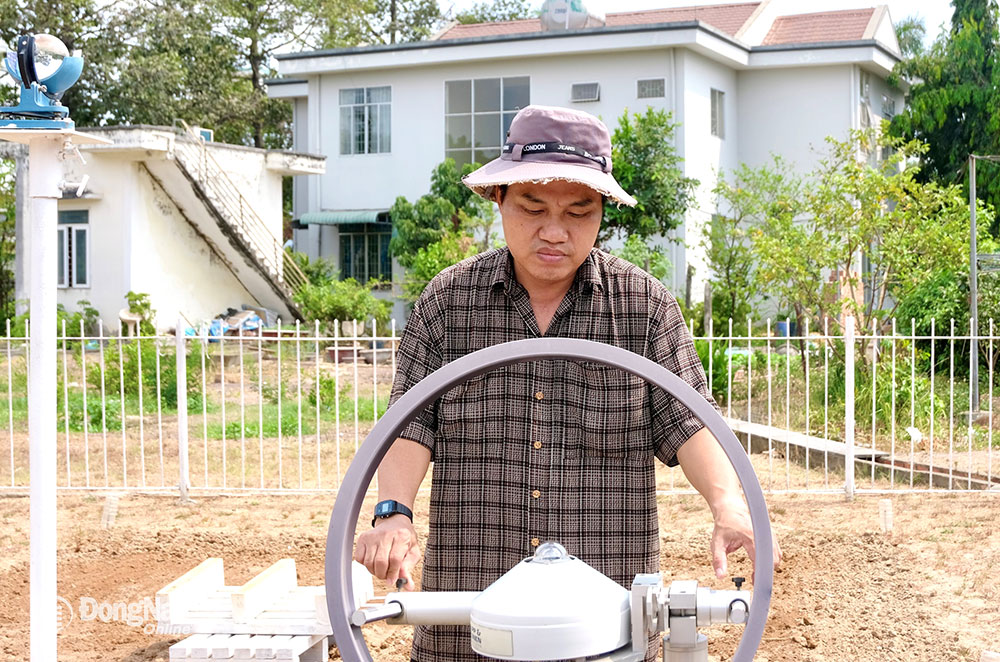 3. Trưởng trạm Khí tượng Biên Hòa Hoàng Quốc Việt kiểm tra thiết bị đo bức xạ nhiệt giữa cao điểm mùa khô.
