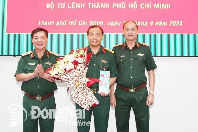 Thủ trưởng Bộ Tư lệnh Thành phố Hồ Chí Minh chúc mừng đại tá Vũ Văn Điền. Ảnh: ĐVCC
