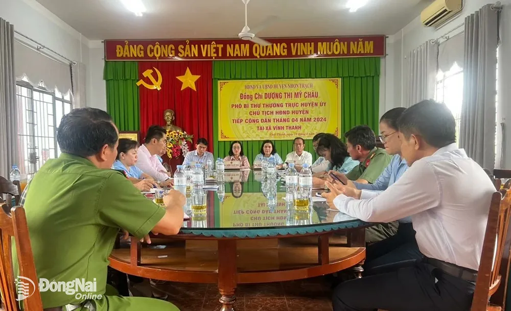 Lãnh đạo HĐND huyện Nhơn Trạch và Tổ đại biểu HĐND huyện tiếp công dân tại xã Vĩnh Thanh. Ảnh: Ngọc Mai