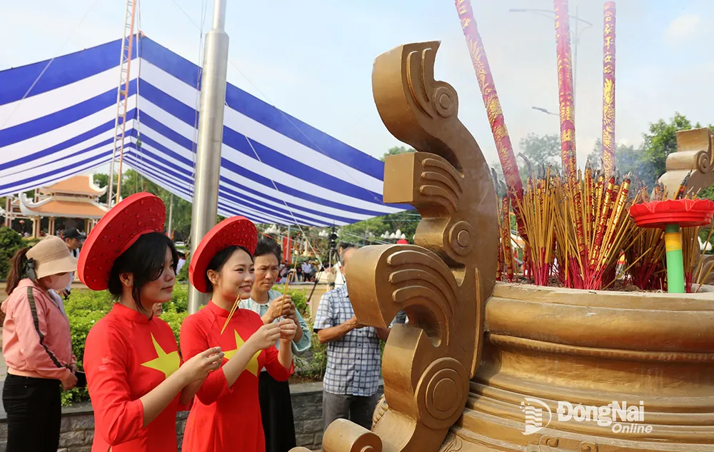 Người dân huyện Trảng Bom dâng hương lên các vị Vua Hùng tại Công viên văn hóa Hùng Vương, huyện Trảng Bom. Ảnh: Sông Thao
