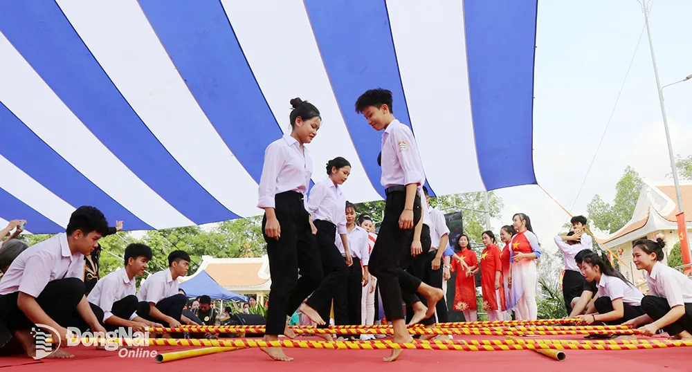 Thanh niên tham gia nhảy sạp tại Lễ giỗ Tổ tại Công viên văn hóa Hùng Vương, huyện Trảng Bom. Ảnh: Sông Thao