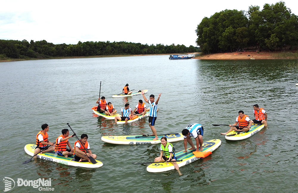 Tour du lịch khám phá hồ Trị An (huyện Vĩnh Cửu) thu hút khách du lịch thời gian gần đây.