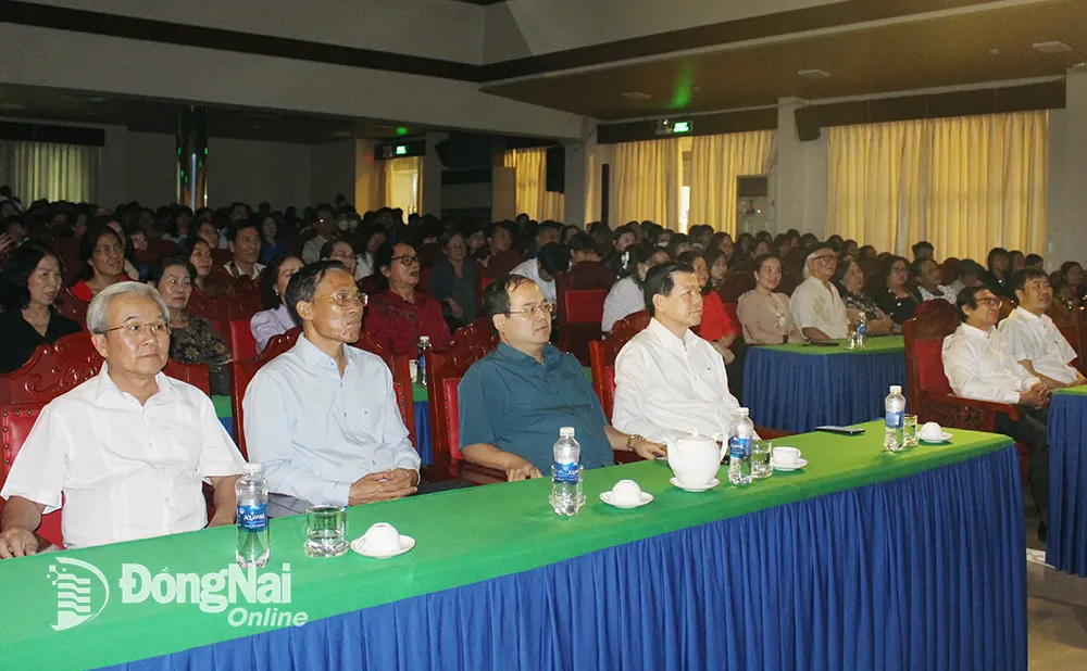 Các đại biểu xem chương trình nghệ thuật Hình tượng Hồ Chí Minh qua các thời kỳ lịch sử. Ảnh: Ly Na