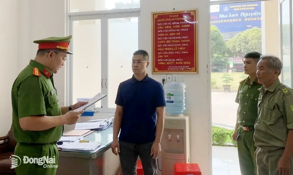 Công an đọc lệnh bắt bị can để tạm giam đối với Nguyễn Quốc Vy Liêm. Ảnh: Công an cung cấp.