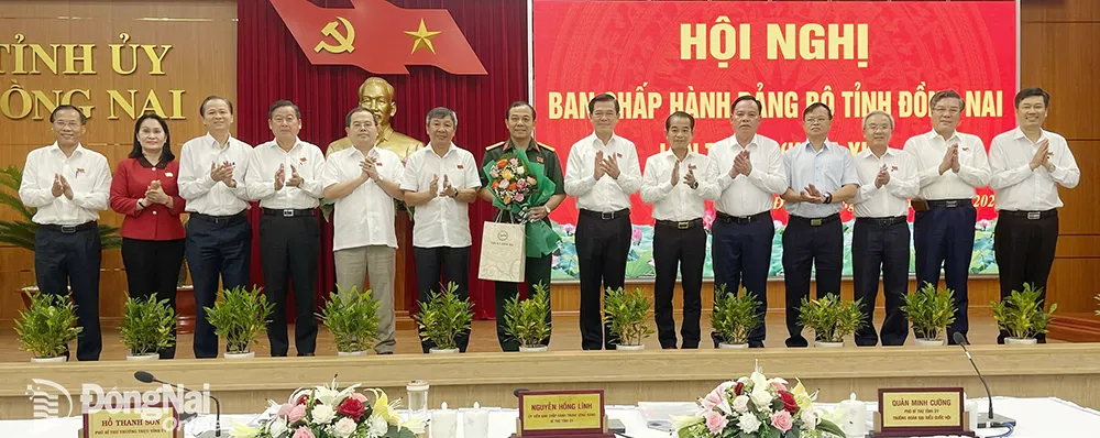 Các đồng chí Ủy viên Ban Thường vụ Tỉnh ủy và lãnh đạo các đơn vị chụp hình lưu niệm Đại tá Vũ Văn Điền. Ảnh: Phương Hằng