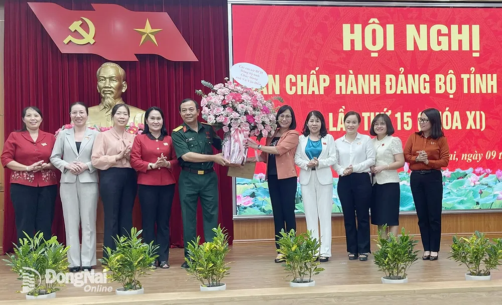 Các nữ Ủy viên Ban Chấp hành Đảng bộ tỉnh chúc mừng đại tá Vũ Văn Điền nhận nhiệm vụ mới. Ảnh: Phương Hằng