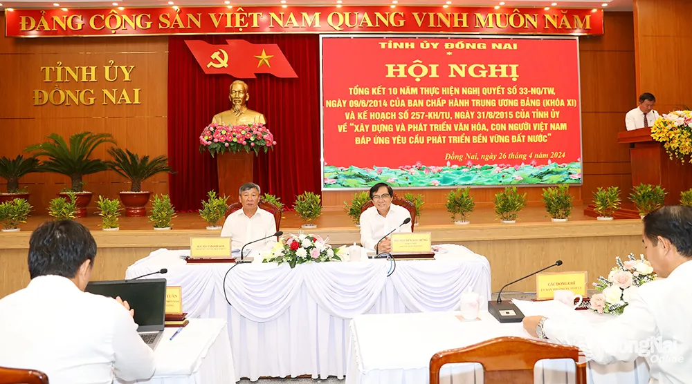 Phó bí thư thường trực Tỉnh ủy Hồ Thanh Sơn (bìa trái) và Phó chủ tịch UBND tỉnh Nguyễn Sơn Hùng chủ trì hội nghị. Ảnh: Huy Anh