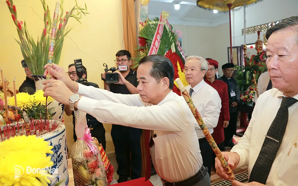 Các đồng chí lãnh đạo tỉnh dâng hương lên Quốc tổ Hùng Vương tại phường Bình Đa, thành phố Biên Hòa. Ảnh: My Ny