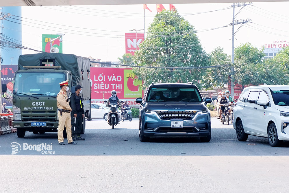 Lực lượng chức năng kiểm soát giao thông tại ngã tư Vũng Tàu (thành phố Biên Hòa). Ảnh: Minh Thành