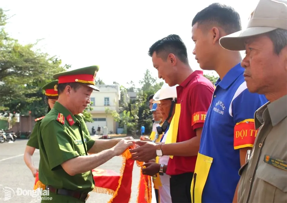 Trưởng công an thành phố Biên Hòa, thượng tá Huỳnh Yên Nam trao cờ lưu niệm cho các đội tham gia hội thi. Ảnh: Tố Tâm
