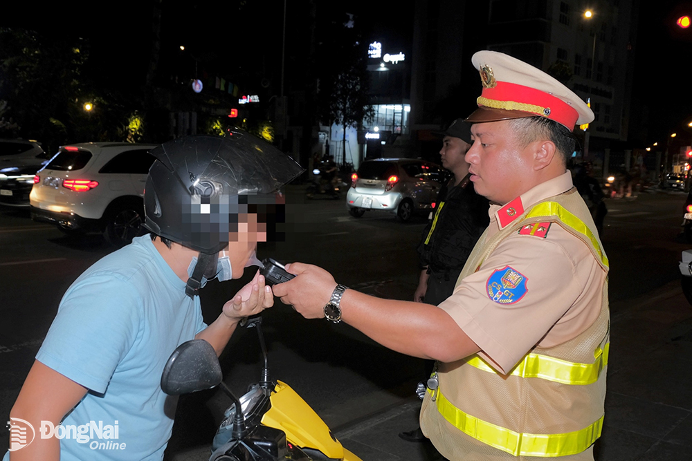 Lực lượng cảnh sát giao thông kiểm tra nồng độ cồn người lái xe trên một tuyến đường nội thành Biên Hòa. Ảnh: Đ.Tùng