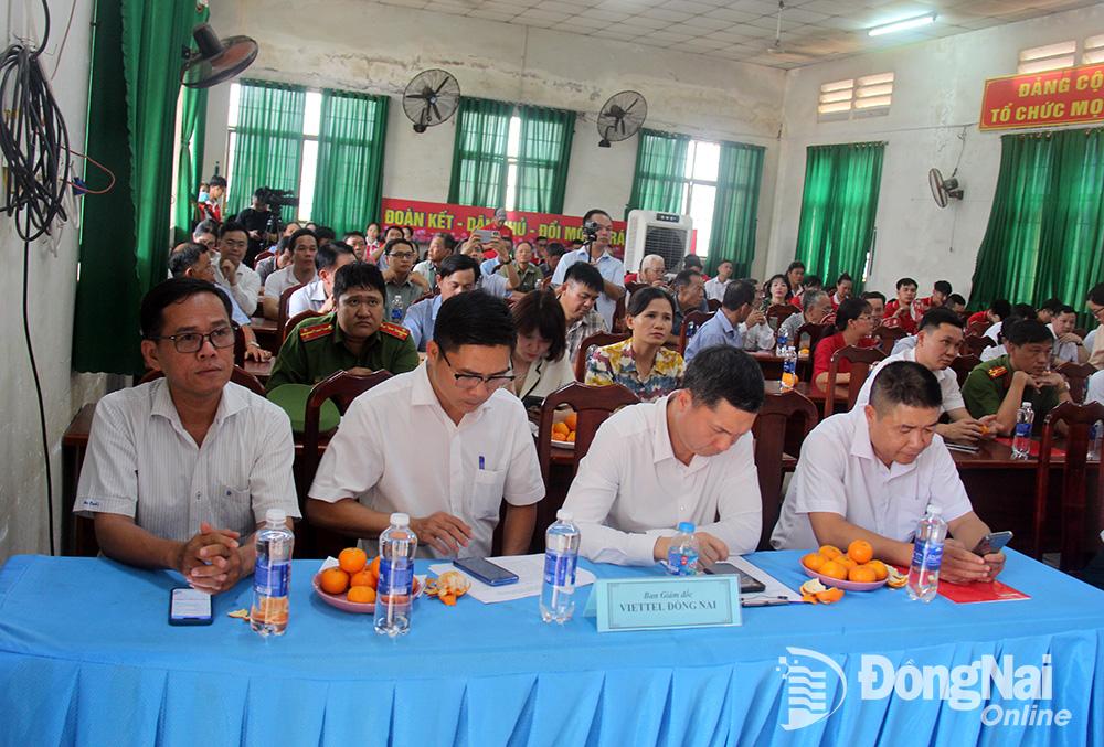 Các đại biểu cùng đông đảo người dân ở địa phương tham gia lễ ra quân hỗ trợ chuyển đổi thuê bao 2G sang 4G tại xã Sông Trầu (huyện Trảng Bom). Ảnh: Hải Quân