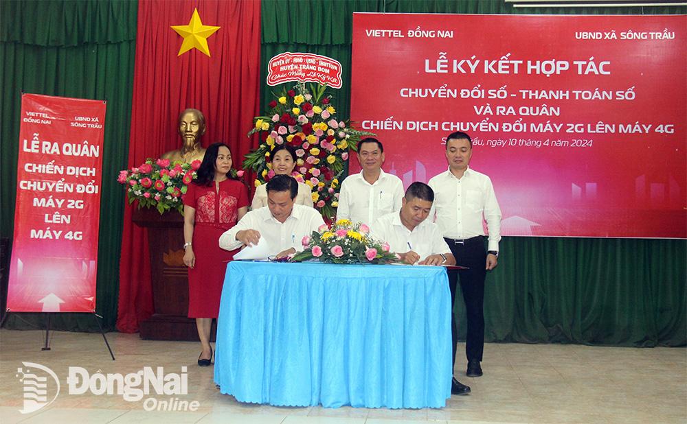 Lãnh đạo huyện Trảng Bom và Viettel Đồng Nai chứng kiến lễ ký kết hợp tác chuyển đổi số giữa UBND xã Sông Trầu và Viettel Đồng Nai. Ảnh: Hải Quân
