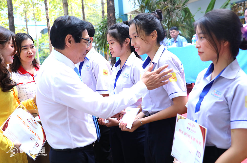 Phó chủ tịch UBND tỉnh Nguyễn Sơn Hùng trao học bổng cho các em học sinh Trường TH-THCS-THPT Đinh Tiên Hoàng. Ảnh: Huy Anh