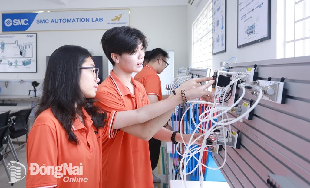 Những thiết bị khí nén và tự động hóa hiện đại giúp sinh viên đến gần hơn với thực tế sản xuất tại doanh nghiệp. Ảnh: Ngọc Sơn