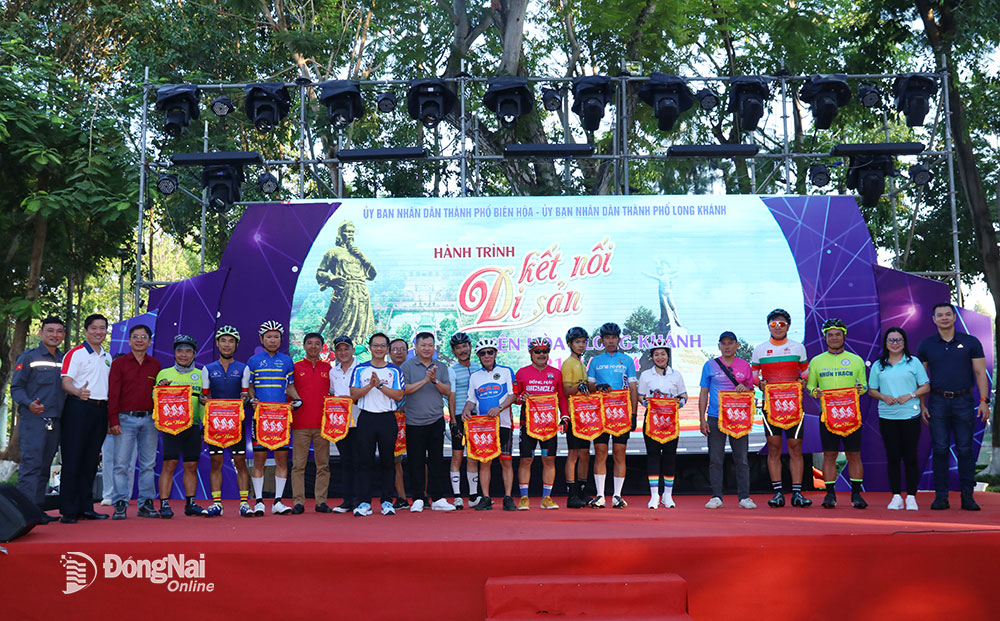 Đại biểu, ban tổ chức với đại diện các câu lạc bộ xe đạp tại lễ khai mạc ở Công viên Biên Hùng. Ảnh: Huy Anh