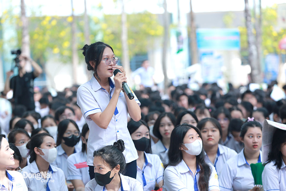 Một em học sinh Trường TH-THCS-THPT Đinh Tiên Hoàng đặt câu hỏi ban cố vấn tại chương trình Tư vấn hướng nghiệp, tuyển sinh năm 2024. Ảnh: Huy Anh