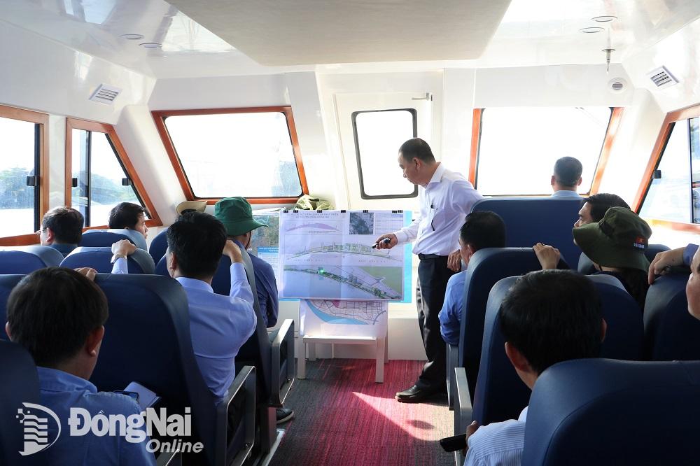 Đại diện Sở Xây dựng báo cáo tình hình triển khai các dự án dọc sông Đồng Nai. Ảnh: Phạm Tùng