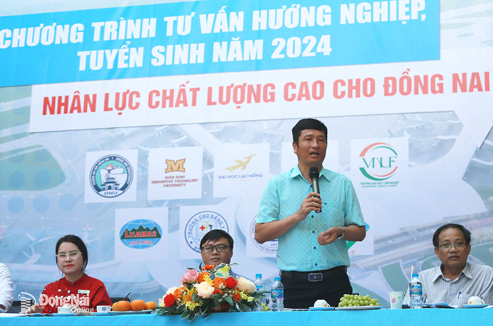 PGS-TS Nguyễn Vũ Quỳnh, Phó hiệu trưởng Trường đại học Lạc Hồng trả lời thắc mắc của các em học sinh tại chương trình. Ảnh: Huy Anh