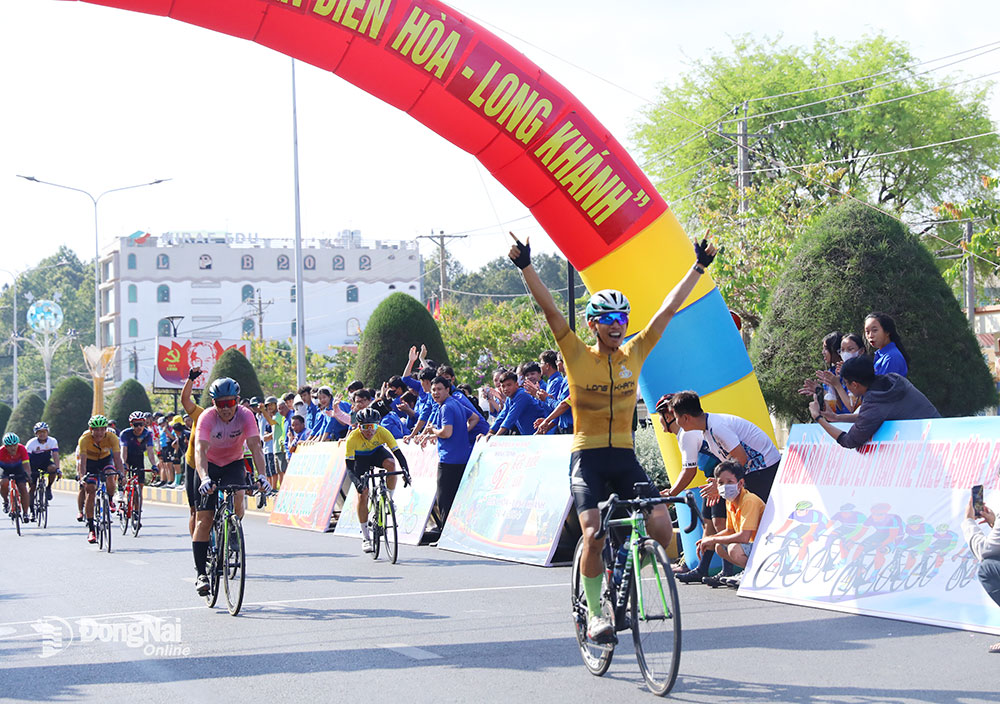 Vận động viên Lê Đình Thương của Câu lạc bộ xe đạp Long Khánh 1 ăn mừng về đích đầu tiên tại thành phố Long Khánh, đúng dịp kỷ niệm 49 năm Ngày giải phóng thành phố Long Khánh (21-4). Ảnh: Huy Anh