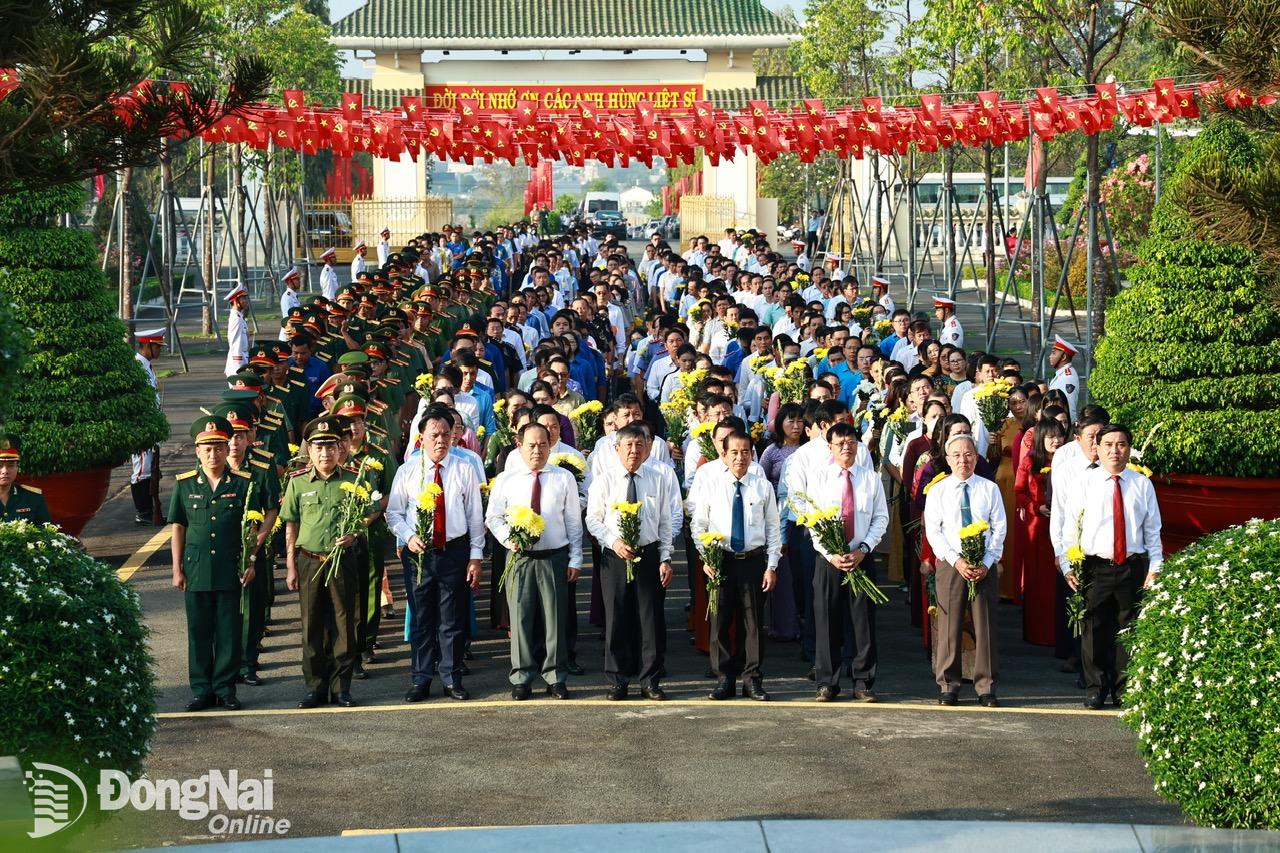 Đoàn đại biểu tỉnh, thành phố Biên Hòa và đại diện lực lượng vũ trang Quân khu 7 tham dự lễ viếng. Ảnh: Công Nghĩa