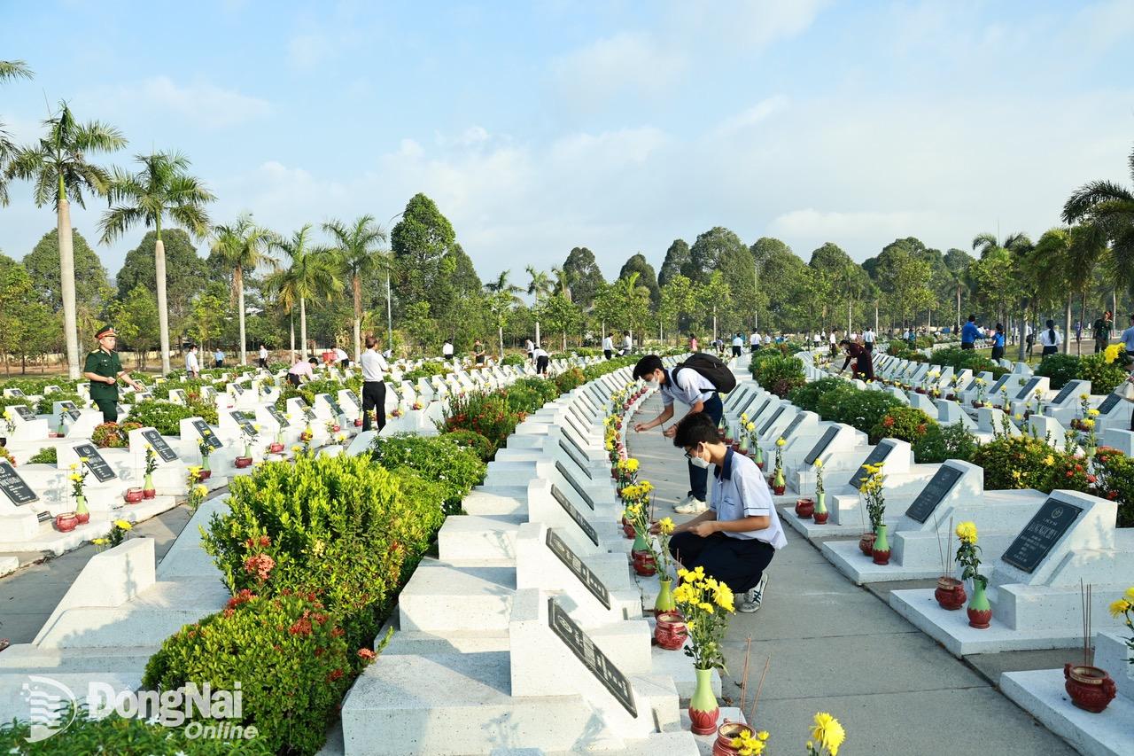 Tuổi trẻ thành phố Biên Hòa thắp hương trên các phần mộ liệt sĩ. Ảnh: Công Nghĩa
