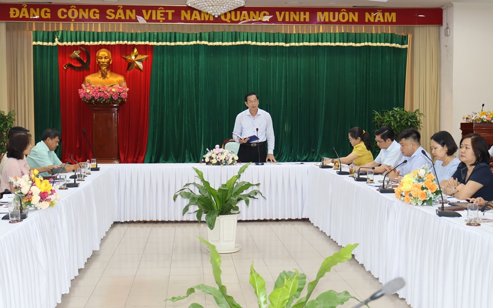 Phó chủ tịch UBND tỉnh Võ Văn Phi phát biểu chỉ đạo tại buổi làm việc. Ảnh: Hoàng Lộc