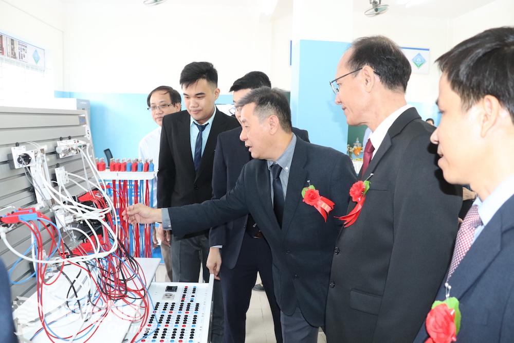 Các đại biểu tham quan phòng thực hành SMC Automation Lab tại Trường cao đẳng Công nghệ cao Đồng Nai. Ảnh: Hải Yến