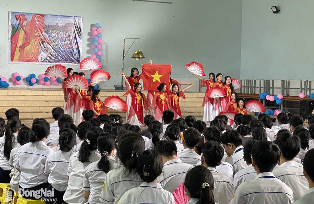 Học sinh khối 11 Trường TH-THCS-THPT Đinh Tiên Hoàng (thành phố Biên Hòa) tham gia hoạt động trải nghiệm với chủ đề Biển Việt Nam - sóng Việt Nam. Ảnh: Nhà trường cung cấp