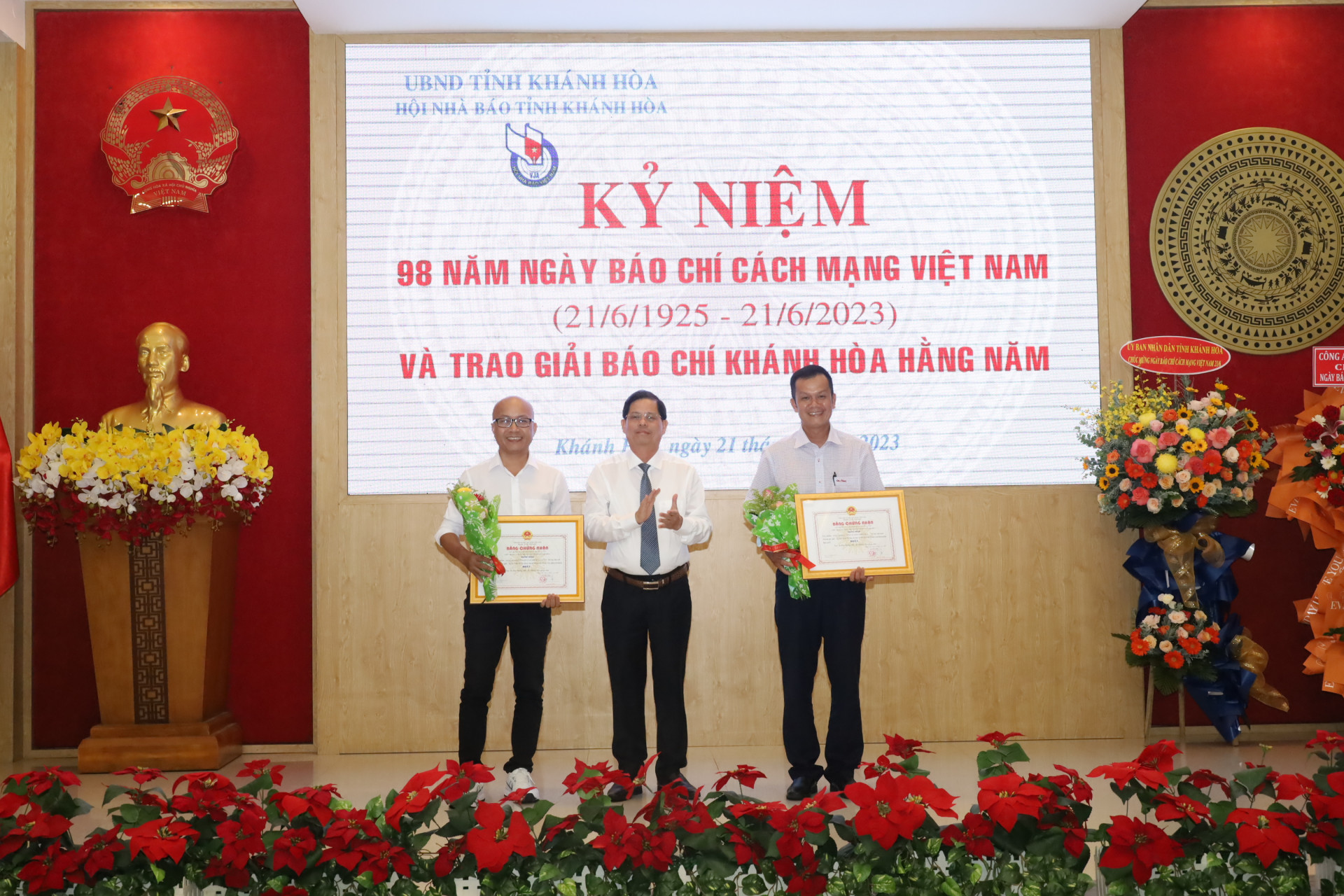 Phóng viên Báo Khánh Hòa nhận giải nhất Giải báo chí tỉnh năm 2023.