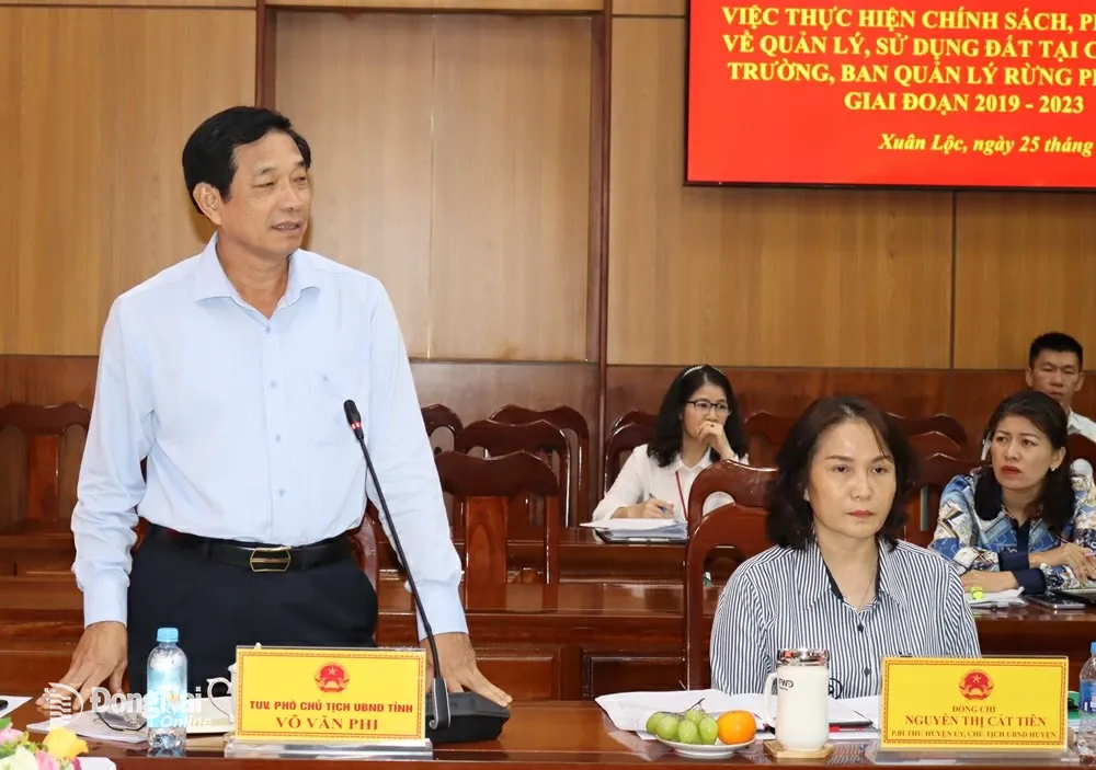 Phó chủ tịch UBND tỉnh Võ Văn Phi phát biểu tại buổi giám sát. Ảnh: Hoàng Lộc