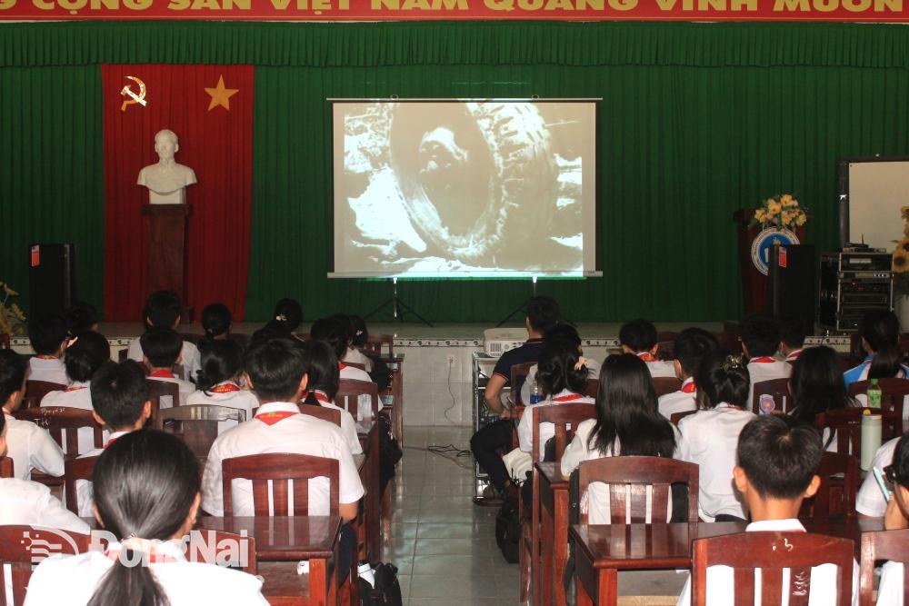 Học sinh Trường THCS Trần Hưng Đạo (thành phố Biên Hòa) chia ca xem phim tài liệu. Ảnh: Nga Sơn