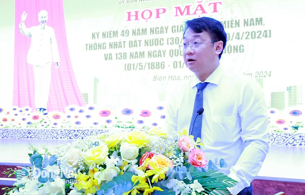 Phó bí thư, Chủ tịch UBND thành phố Biên Hòa Đỗ Khôi Nguyên đọc diễn văn tại buổi họp mặt kỷ niệm. Ảnh: Công Nghĩa