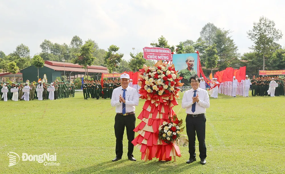 Phó chủ tịch UBND tỉnh Nguyễn Sơn Hùng tặng hoa chúc mừng khai mạc hội thao. Ảnh: Công Nghĩa