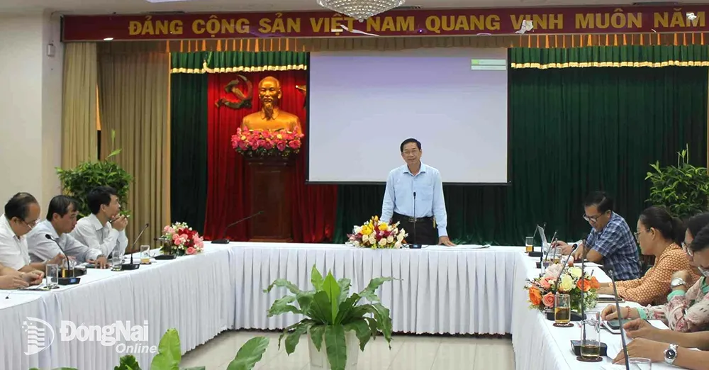 Phó chủ tịch UBND tỉnh Võ Văn Phi chủ trì buổi làm việc. Ảnh: B.Nguyên