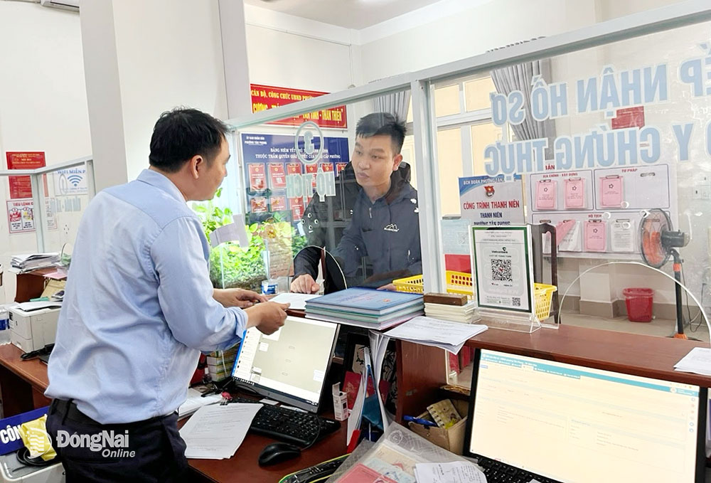 Giải quyết thủ tục hành chính ngoài giờ hành chính tại Bộ phận tiếp nhận và trả kết quả phường Tân Phong, thành phố Biên Hòa. Ảnh: P.Hằng