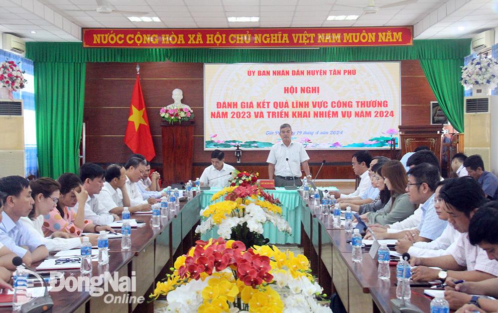 Lãnh đạo UBND huyện Tân Phú chia sẻ tại buổi làm việc. Ảnh: Hải Quân