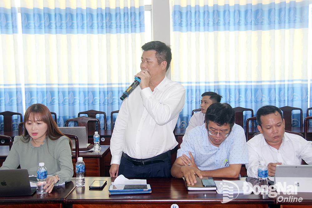 Lãnh đạo Điện lực Định Quán trả lời một số ý kiến, kiến nghị của các địa phương ở huyện Tân Phú về phát triển hạ tầng lưới điện tại buổi làm việc. Ảnh: Hải Quân