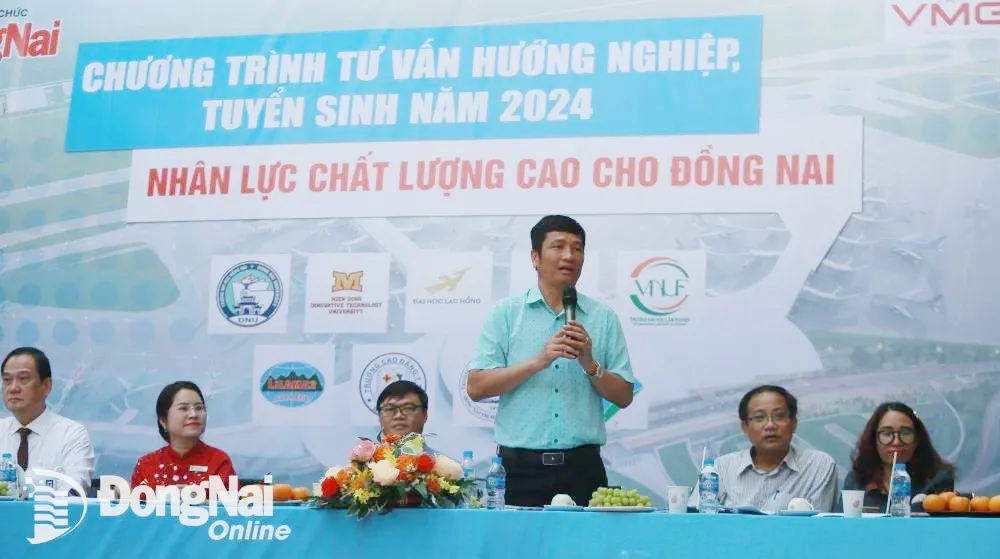 Phó hiệu trưởng Trường đại học Lạc Hồng Nguyễn Vũ Quỳnh trả lời câu hỏi của học sinh. Ảnh: Huy Anh