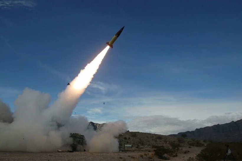 Tên lửa được phóng từ Iran về phía Israel tối 13-4-2024. Ảnh: IRNA/TTXVN