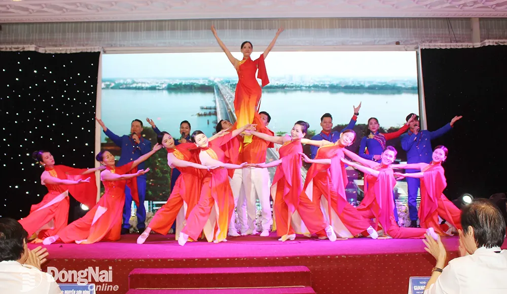 Công diễn ca khúc Đồng Nai rạng ngời đất nước đoạt giải A của nhạc sĩ Nguyễn Bòn. Ảnh: My Ny 