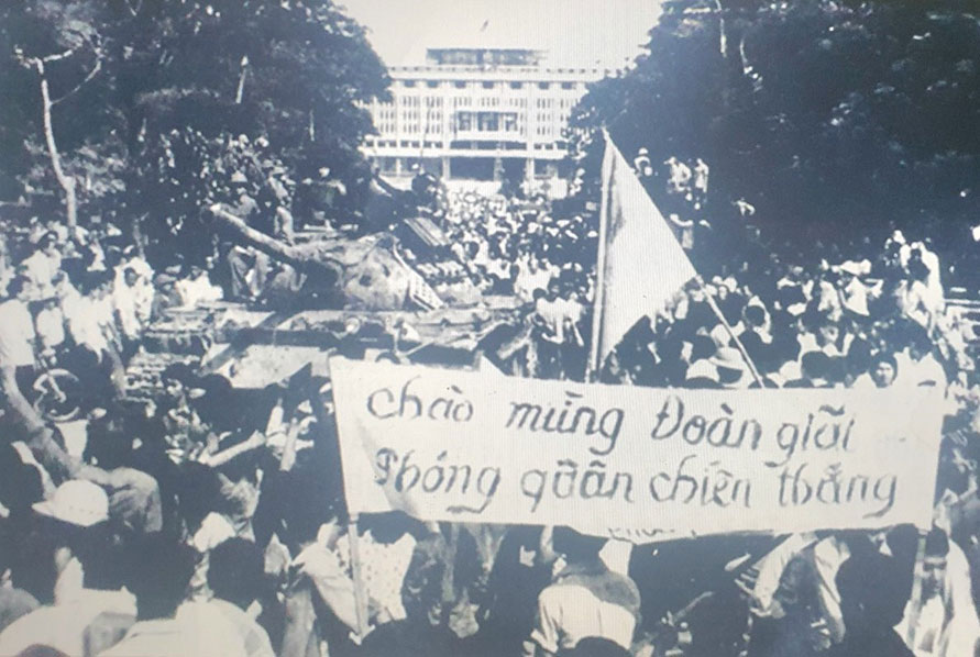 Nhân dân Sài Gòn vui mừng trong ngày chiến thắng 30-4-1975. Ảnh: TL