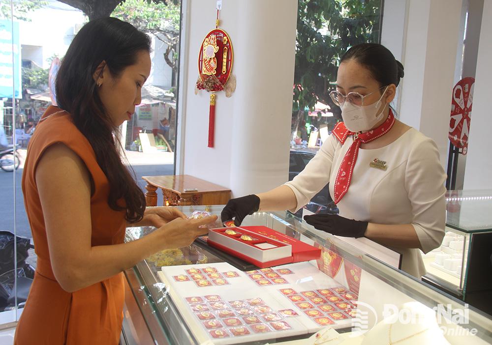 Khách hàng cho mua các loại vàng miếng tại một trung tâm kim hoàn ở thành phố Biên Hòa. Ảnh: Hải Hà