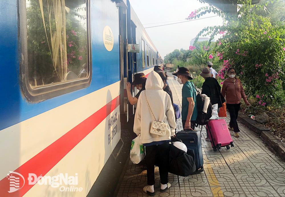 Hành khách đón tàu ở ga Biên Hòa. Ảnh: Hải Quân