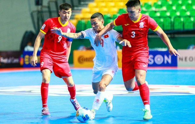 Tuyển Việt Nam (áo trắng) thua đáng tiếc trước Kyrgyzstan, lỡ hẹn lần thứ ba dự World Cup futsal