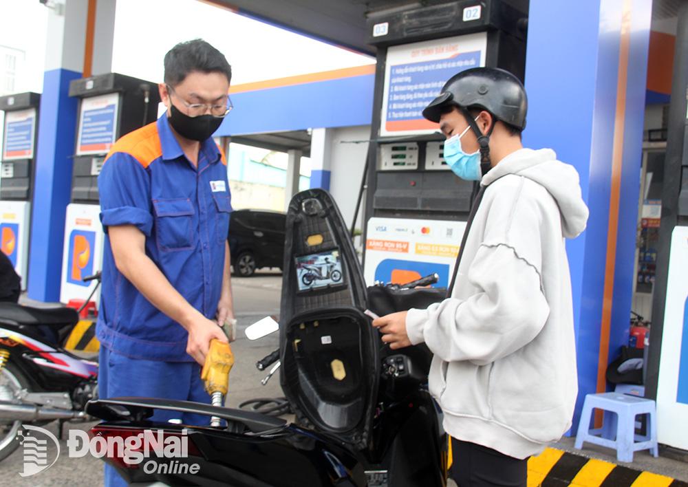 Giá xăng tăng, vượt mốc 25 ngàn đồng/lít