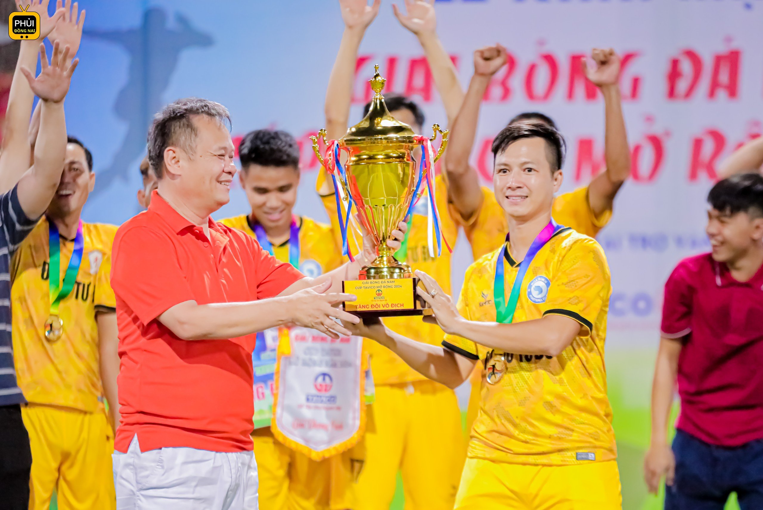 Ban tổ chức trao cúp vô địch cho đội FC Hòa Bình. Ảnh: Phủi Đồng Nai