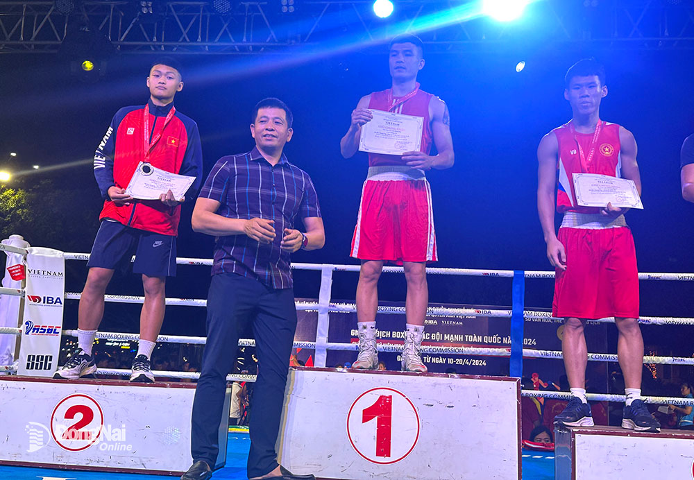 Tuyển thủ quốc gia Vũ Thành Đạt trên bục nhận huy chương vàng hạng cân 63,5kg nam nhóm 19-40 tuổi